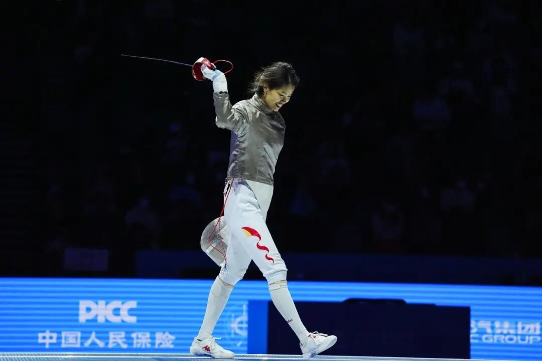 我市运动员杨恒郁获第十五届全国运动会女子佩剑个人金牌.jpg 我市运动员杨恒郁获第十五届全国运动会女子佩剑个人金牌.jpg