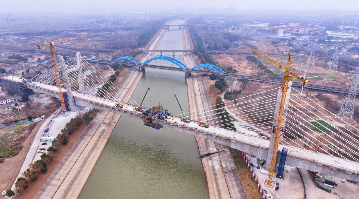 沪宁合高铁南京六合特大桥跨马汊河斜拉桥合龙